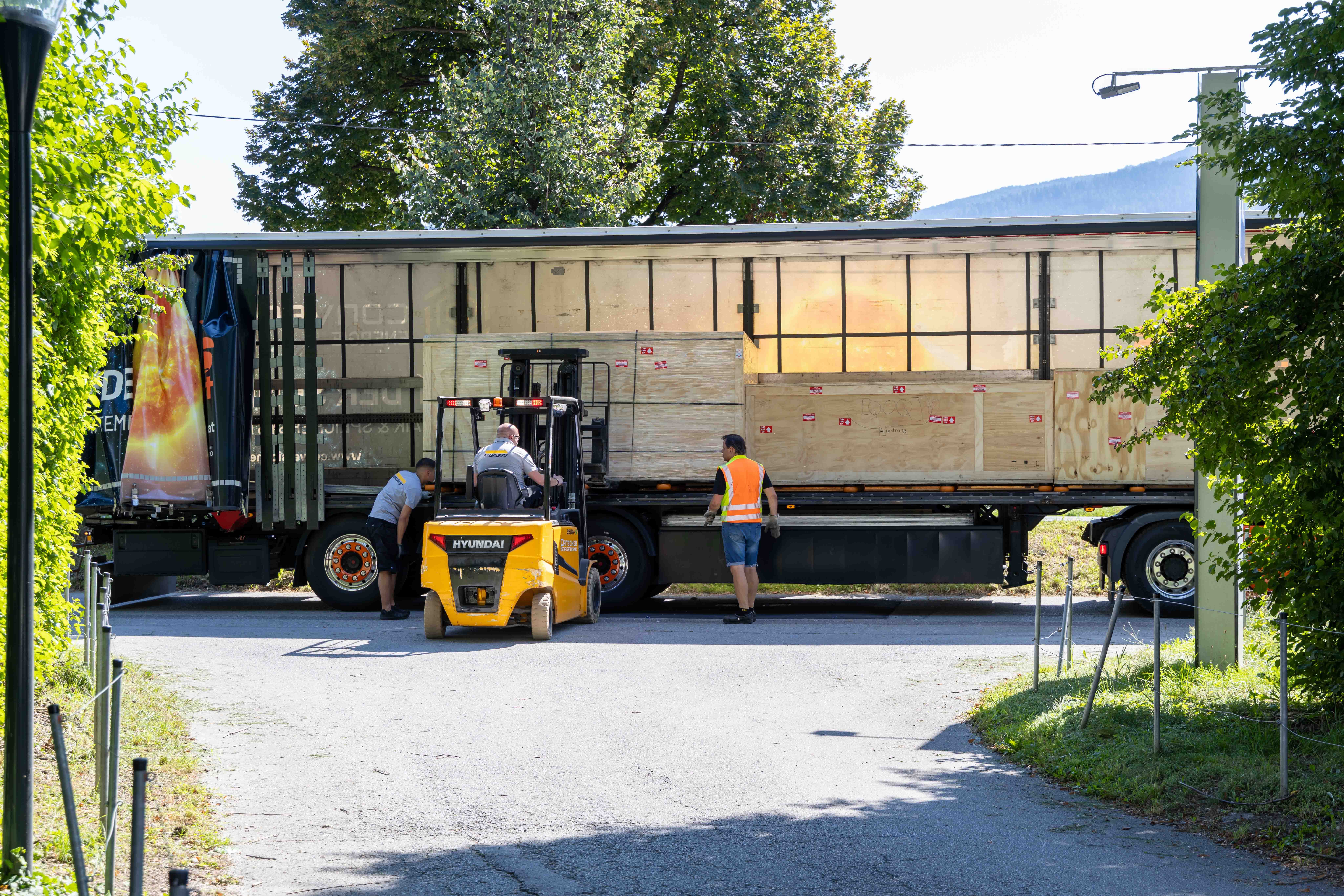 Unloading the experiment in Innbsruck